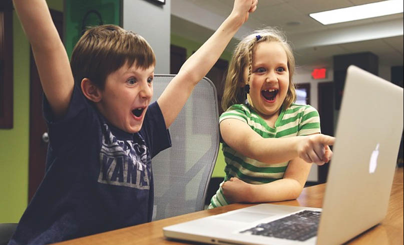 All about Web Design - 50 questions and answers - Illustrative image of children vibrating in front of the computer