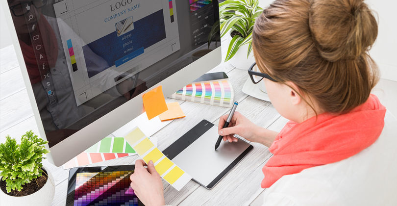 What does a graphic designer do?