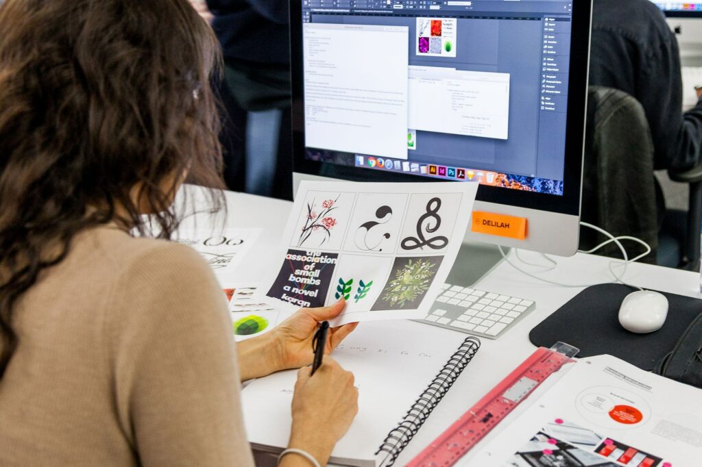 Foto ilustrativa: Designer mulher trabalhando em frente ao computador